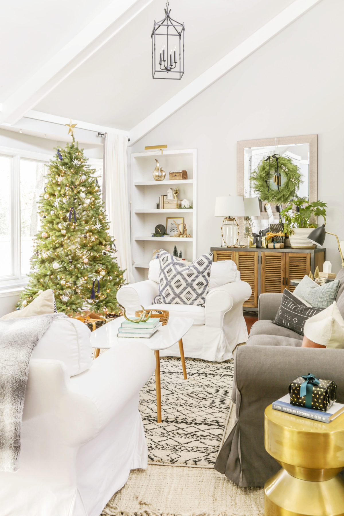 Modern Farmhouse Christmas Dining Room - Designing Vibes - Interior ...