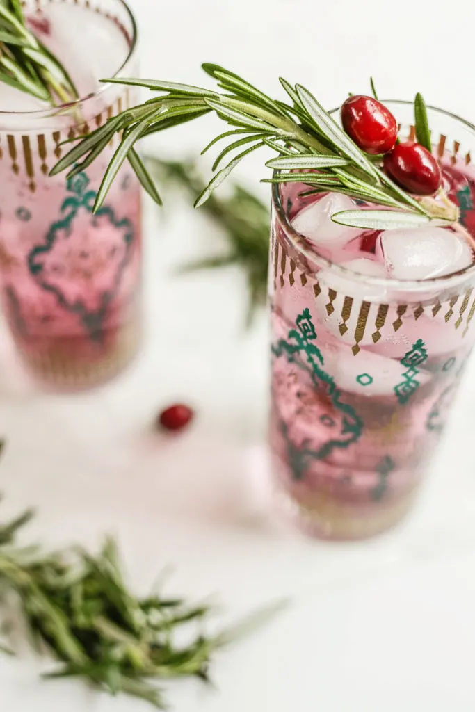 low-cal holiday cocktail with zero sugar