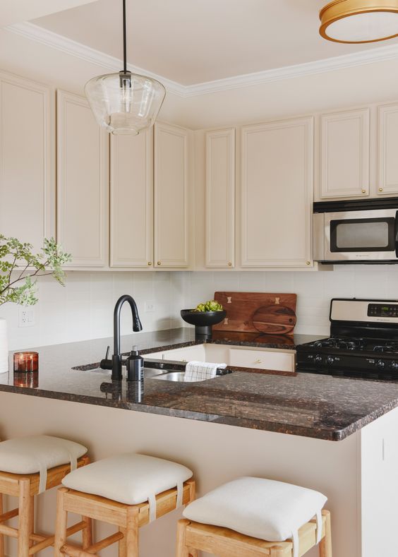kitchen cabinet colors that go well with brown granite countertops
